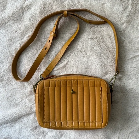 NWT Madewell The Transport Leather Camera Bag: Bubble Pleat Edition - Picture 2 of 12